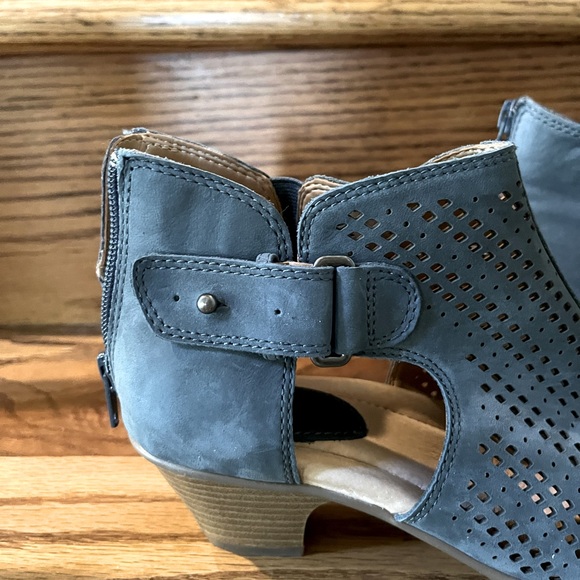 Earth Origins Peep-Toe Booties Size 6.5 Wide - Picture 6 of 7